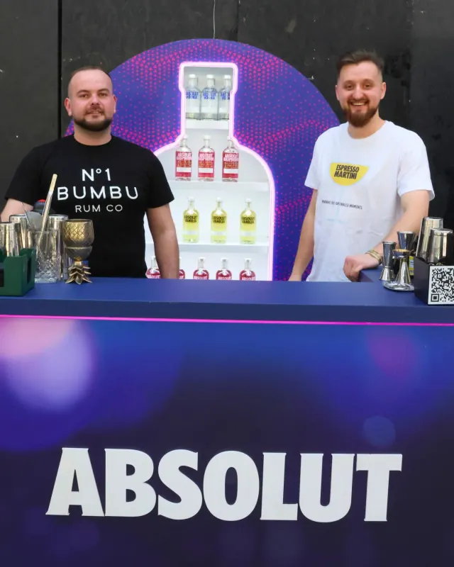 Paul și Ionuț la barul Absolut și Bumbu