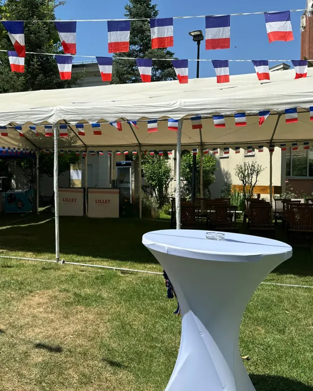 Barul și zona de servire pregătite în aer liber pentru Ziua Franței