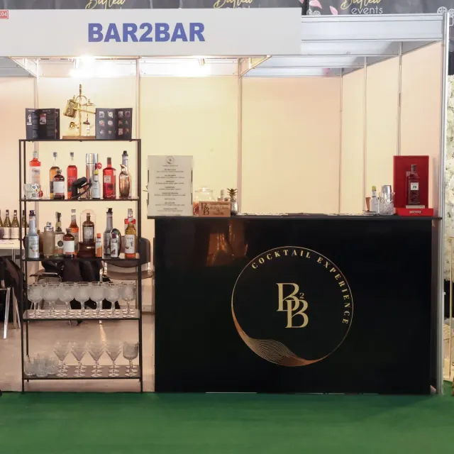 Standul Bar2Bar cu bar mobil la târgul de nunți Romexpo