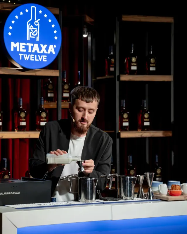 Paul Ilie pregătind cocktailul în finala Metaxa 12 din România