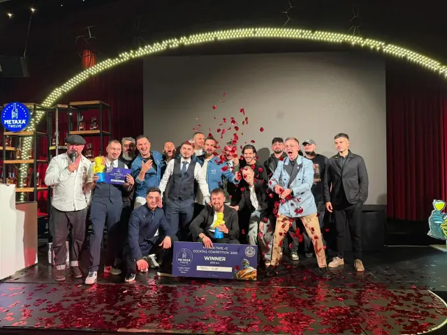 Paul Ilie cu trofeul și diploma de câștigător, alături de participanții la finala Metaxa 12 din România