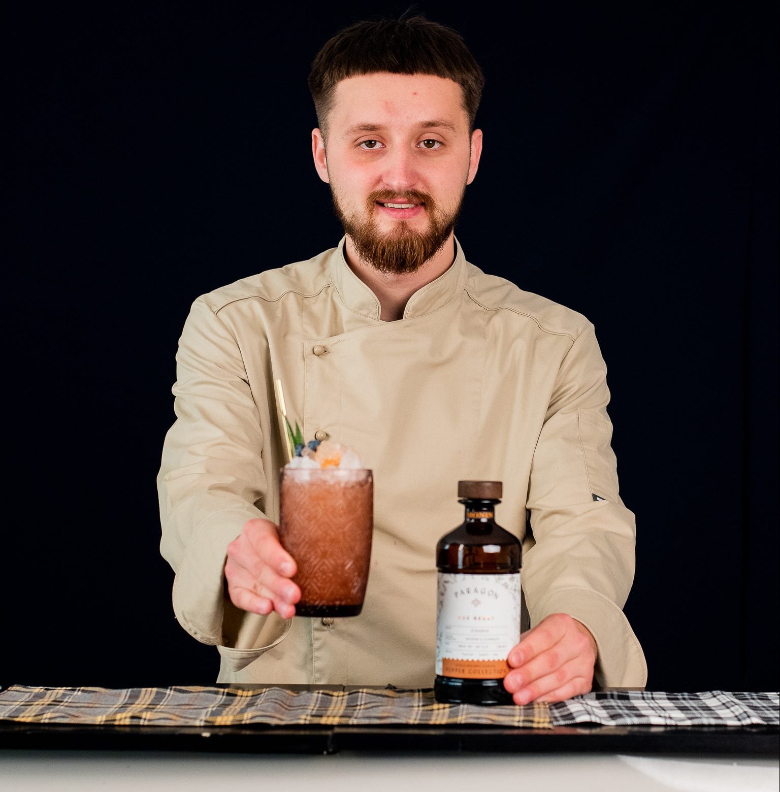 Paul Ilie, fondator Bar to Bar, prezentând un cocktail